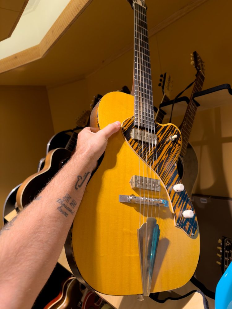 Instr - Unique Guitar Saba